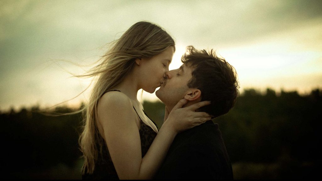 Retrato de pareja besándose feliz en  Asturias.